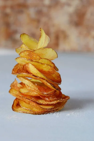 Naturliga Potatischips Med Havssalt Ljus Bakgrund — Stockfoto