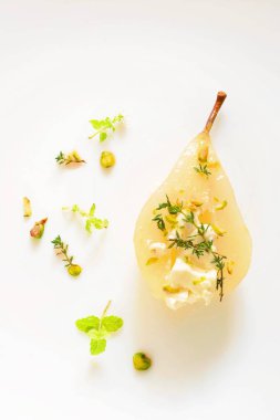 Haşlanmış armut krem peynir, kekik ve fıstık ile beyaz şarap. Fransız tatlı.