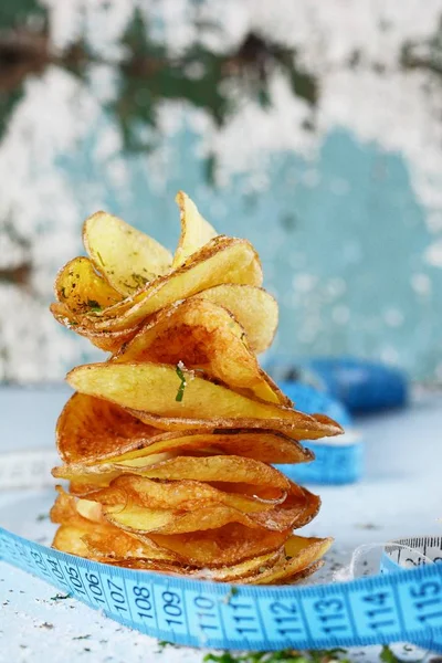 Kost Naturliga Potatischips Med Havssalt Ljus Bakgrund — Stockfoto