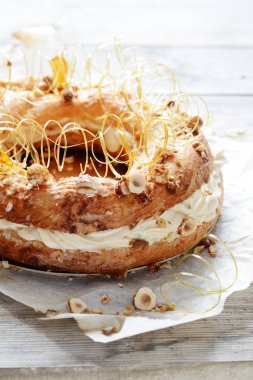 Pasta Paris-Brest muhallebi meyilli hava muhallebi, pralin ve karamel hayalarına üzerinden. Fransız tatlı. Pasta.