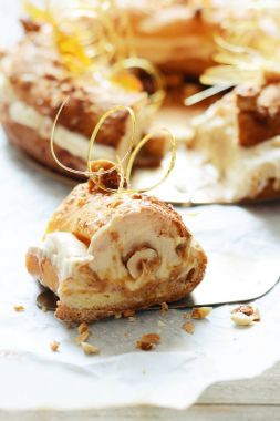 Pasta Paris-Brest muhallebi meyilli hava muhallebi, pralin ve karamel hayalarına üzerinden. Fransız tatlı. Pasta.