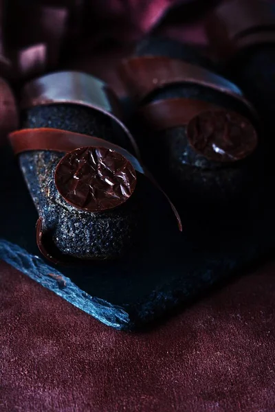 Eclair Chocolate Preto Com Revestimento Trufa Fundo Escuro Uma Sobremesa — Fotografia de Stock