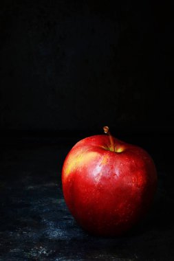Karanlık bir arka plan üzerinde olgun Kırmızı elma. Natürmort.