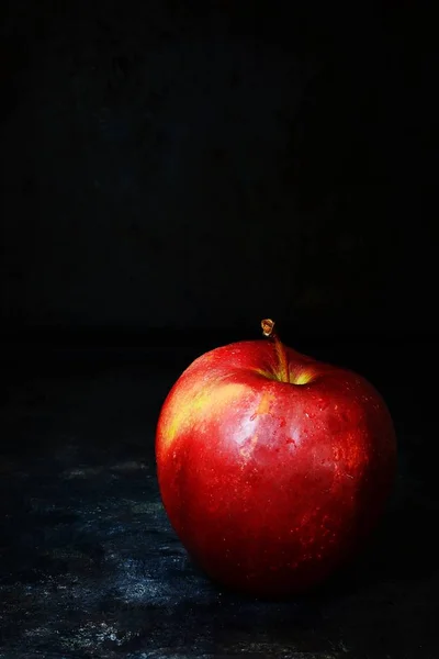 Pomme Rouge Mûre Sur Fond Sombre Nature Morte — Photo