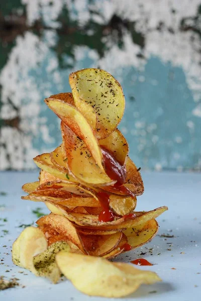 Naturliga Potatischips Med Havssalt Ljus Bakgrund Kost — Stockfoto