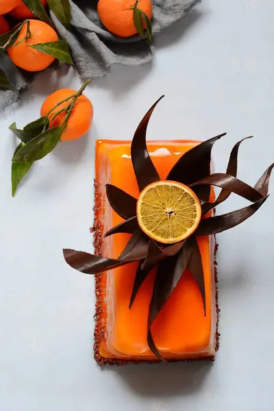 Торт Мусса Ванильным Кремом Оранжевым Зеркалом Шоколадный Декор Изысканный Деликатный — стоковое фото