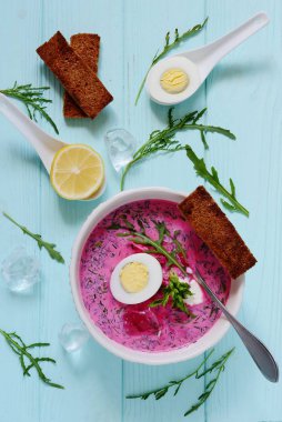 Pancar, yumurta ve Yeşiller ile yaz soğuk çorba. Pancar çorbası. Sıcak bir gün öğle yemeği.