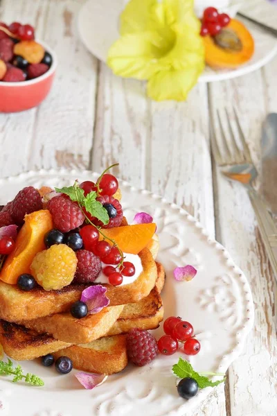 Ein Köstliches Sommerfrühstück Mit Französischen Toasts Und Frischen Beeren Und — Stockfoto