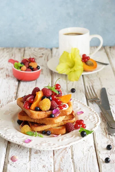 Смачний Сніданок Французькі Тости Свіжими Ягодами Фруктами Апетитні Малюнок Світлих — стокове фото
