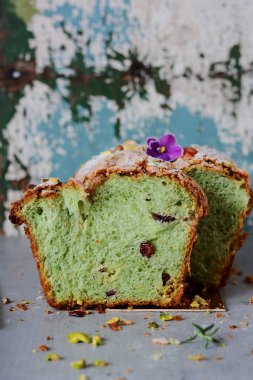 Kurutulmuş cranberries ve badem krema ile Paskalya fıstıklı tatlı çörek. Hamur işi. Festival cupcake.