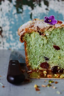 Kurutulmuş cranberries ve badem krema ile Paskalya fıstıklı tatlı çörek. Hamur işi. Festival cupcake.