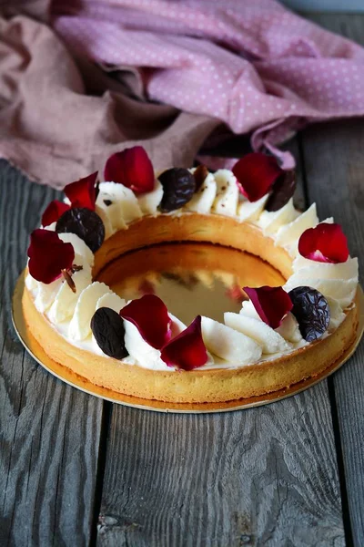 Французский Десерт Пирог Воздушными Сливками Белом Шоколаде Шоколадный Крем Лепестками — стоковое фото