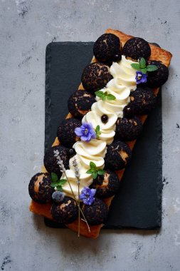 Saint-onore pasta puf böreği, Profiterol, frenk üzümü kremi ve krem şanti. Klasik Fransız tatlı. Bir nefis şekerlemeler ürün.