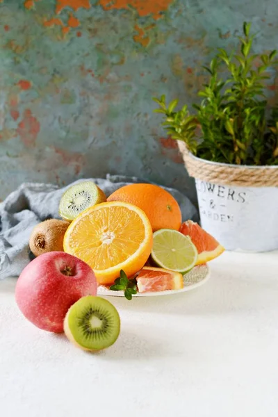 Смачний Недільний Здоровий Сніданок Фруктами Свіжі Фрукти Апельсинове Яблуко Ківі — стокове фото