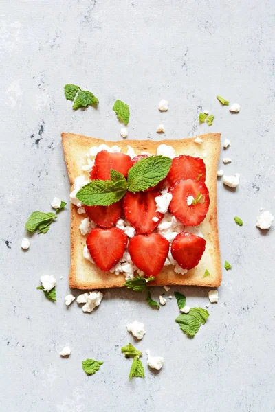 Torrada Com Morango Frutas Hortelã Queijo Cottage Para Café Manhã — Fotografia de Stock