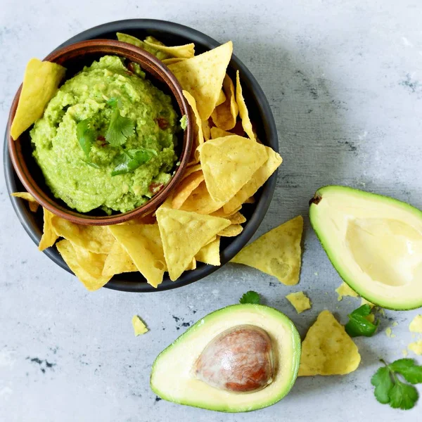 Skål Guacamole Dip Med Majs Nachos Chips Och Ingredienser Blå — Stockfoto