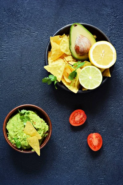 Skål Guacamole Dip Med Majs Nachos Chips Och Ingredienser Svart — Stockfoto