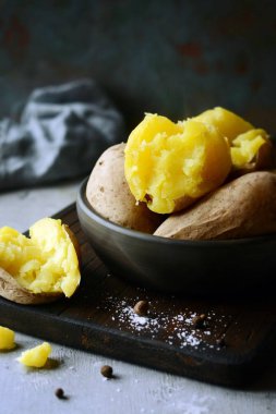 Baharatlarla, otlarla, otlarla dolu bir kabukta haşlanmış patates. Öğle yemeği, ana yemek, ekşi kremalı..