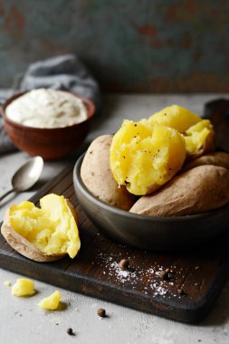 Baharatlarla, otlarla, otlarla dolu bir kabukta haşlanmış patates. Öğle yemeği, ana yemek, ekşi kremalı..