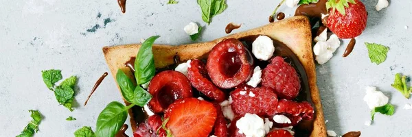 烤草莓 覆盆子 薄荷糖和奶酪作为早餐 健康的早餐鲁迪面包吐司 传统的美国和欧洲夏季早餐 吐司三明治 — 图库照片