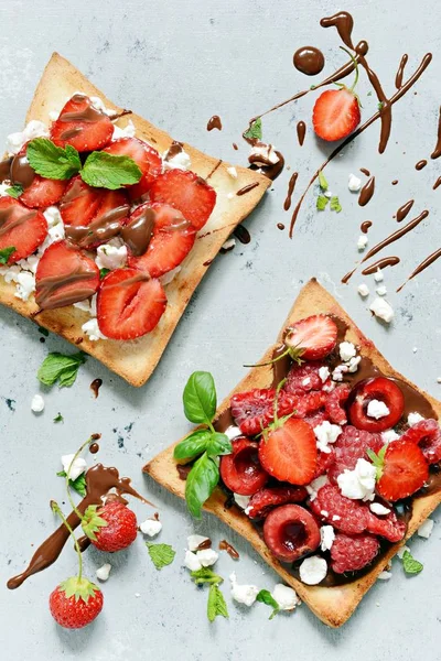 Tostadas Con Fresas Frambuesas Cerezas Menta Requesón Para Desayuno Desayuno —  Fotos de Stock