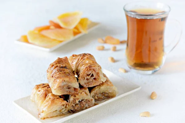 Postre Baklava Turco Con Nuez Cacahuetes Miel Con Negro Frutas — Foto de Stock