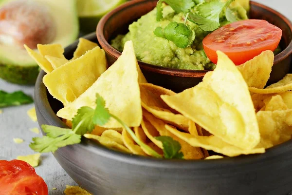 Skål Guacamole Dip Med Majs Nachos Chips Och Ingredienser Blå — Stockfoto