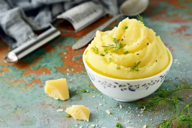 Tereyağı ve zeytinyağı ile patates püresi, yeşillik ve parmesan dilimleri gri bir arka plan, Kase, patates püresi fincan