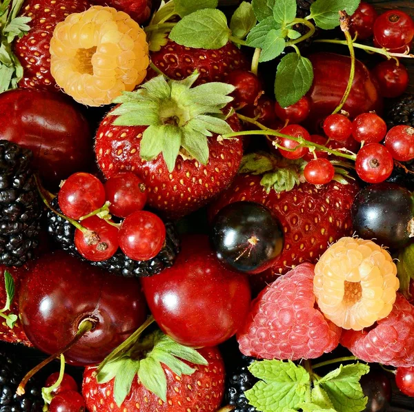 Summer Berries Wooden Board Close Berry Fruits Strawberries Blueberries Red — Stock Photo, Image