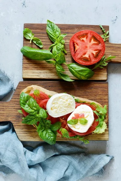 Aperitivo Italiano Bruschetta Torrada Com Salada Caprese Uma Tábua Madeira — Fotografia de Stock