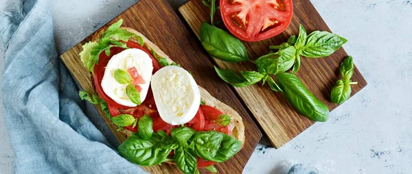 Aperitivo Italiano Bruschetta Torrada Com Salada Caprese Uma Tábua Madeira — Fotografia de Stock