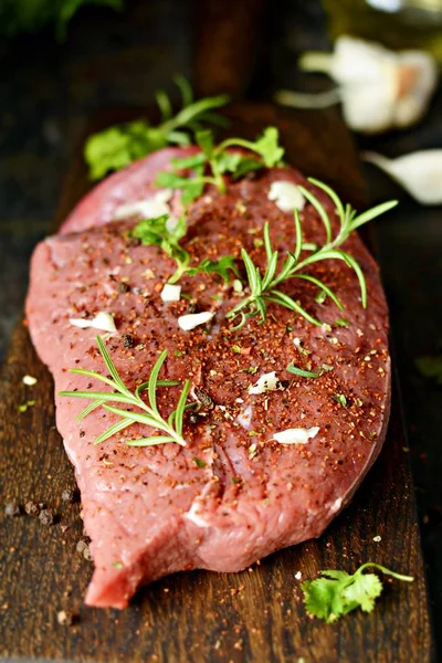 Pezzo Fresco Bistecca Manzo Con Erbe Spezie Tavola Legno Sfondo — Foto Stock