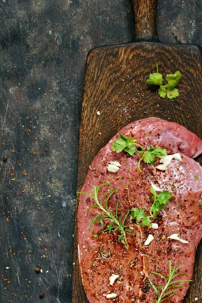 Pezzo Fresco Bistecca Manzo Con Erbe Spezie Tavola Legno Sfondo — Foto Stock