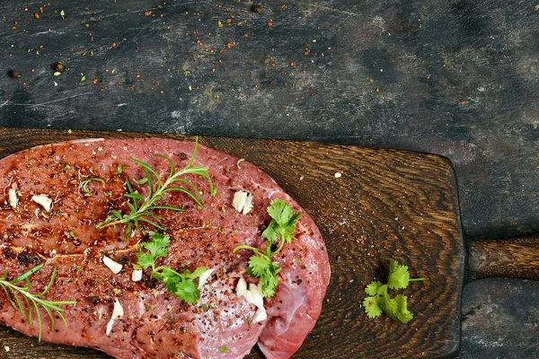 Pezzo Fresco Bistecca Manzo Con Erbe Spezie Tavola Legno Sfondo — Foto Stock