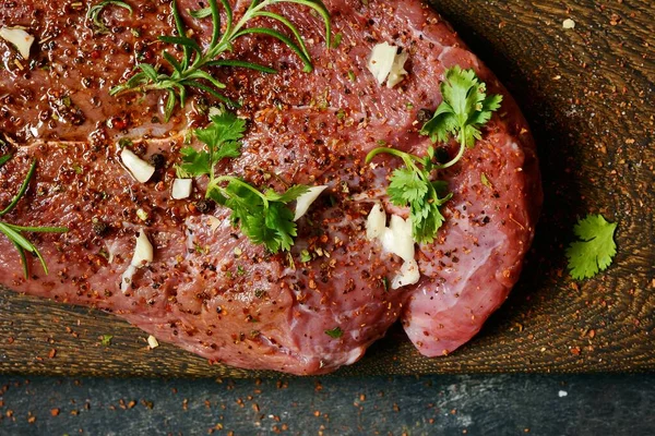 Pezzo Fresco Bistecca Manzo Con Erbe Spezie Tavola Legno Sfondo — Foto Stock