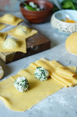 Mavi arka planda taze çiğ Ravioli, Ricotta ve ıspanak. Ev yapımı çiğ İtalyan makarnalı ravioli. İtalyan yemeği..