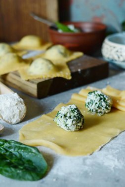 Mavi arka planda taze çiğ Ravioli, Ricotta ve ıspanak. Ev yapımı çiğ İtalyan makarnalı ravioli. İtalyan yemeği..