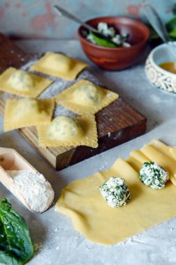 Mavi arka planda taze çiğ Ravioli, Ricotta ve ıspanak. Ev yapımı çiğ İtalyan makarnalı ravioli. İtalyan yemeği..