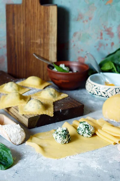 Ravioli Cru Fresco Com Ricota Espinafre Fundo Azul Macarrão Italiano — Fotografia de Stock