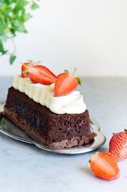 Çikolatalı kek, vanilya kremalı ve taze çilekli. Kremalı ve taze dutlu çikolatalı pasta. Çay tatlısı.