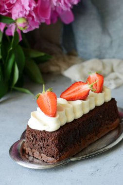 Çikolatalı kek, vanilya kremalı ve taze çilekli. Kremalı ve taze dutlu çikolatalı pasta. Çay tatlısı.