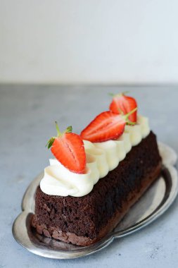 Çikolatalı kek, vanilya kremalı ve taze çilekli. Kremalı ve taze dutlu çikolatalı pasta. Çay tatlısı.