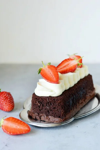 Schokoladenbrownie Mit Luftiger Vanillecreme Und Frischen Erdbeeren Schokoladenkuchen Mit Sahne — Stockfoto