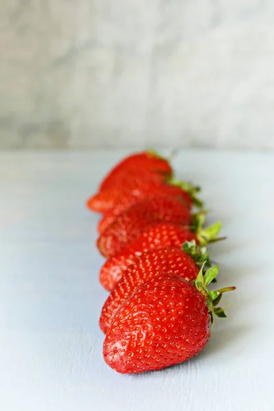 배경에 유기농 딸기가 있습니다 텍스트를 곳이죠 — 스톡 사진