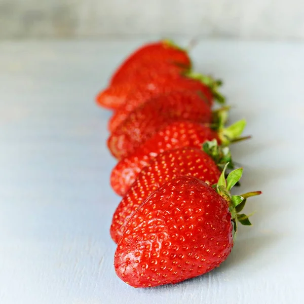 Fresas Orgánicas Frescas Maduras Sobre Fondo Azul Lugar Para Texto —  Fotos de Stock