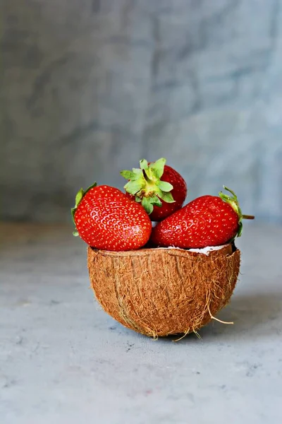 Ωρίμασε Φρέσκες Φράουλες Μισή Καρύδα Μπλε Γκρι Φόντο Superfood Υγιεινό — Φωτογραφία Αρχείου