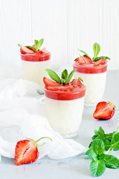 Delicioso Postre Italiano Panna Cotta Con Salsa Fresas Fresas Hojas —  Fotos de Stock