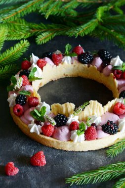 Dondurmalı turta, böğürtlen reçeli, taze böğürtlen, krema ve koyu arkaplanda nane. Olgun yabanmersinli lezzetli turta. Gurme Fransız tatlısı..
