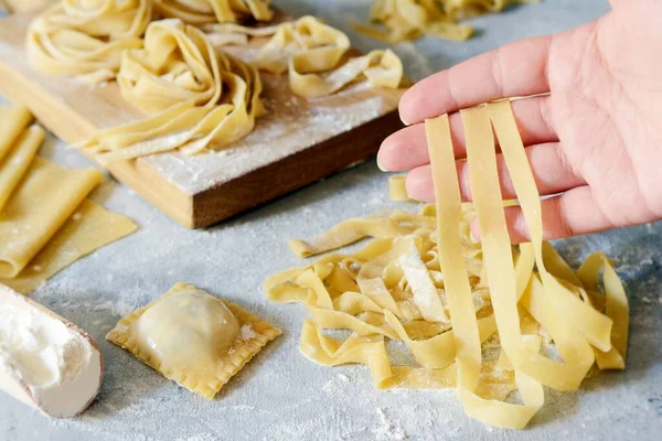 Hausgemachte Italienische Pasta Ravioli Fettuccine Tagliatelle Auf Einem Holzbrett Und — Stockfoto