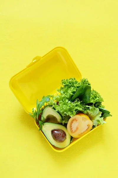 Lunchbox Snack Lettuce Tomato Avacado Yellow Background Healthy Eating Concept — Stock Photo, Image